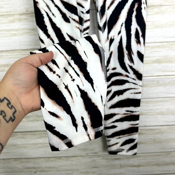 Fabletics Pureluxe High Waist 7/8 Zebra Print Leggings - Picture 4 of 7